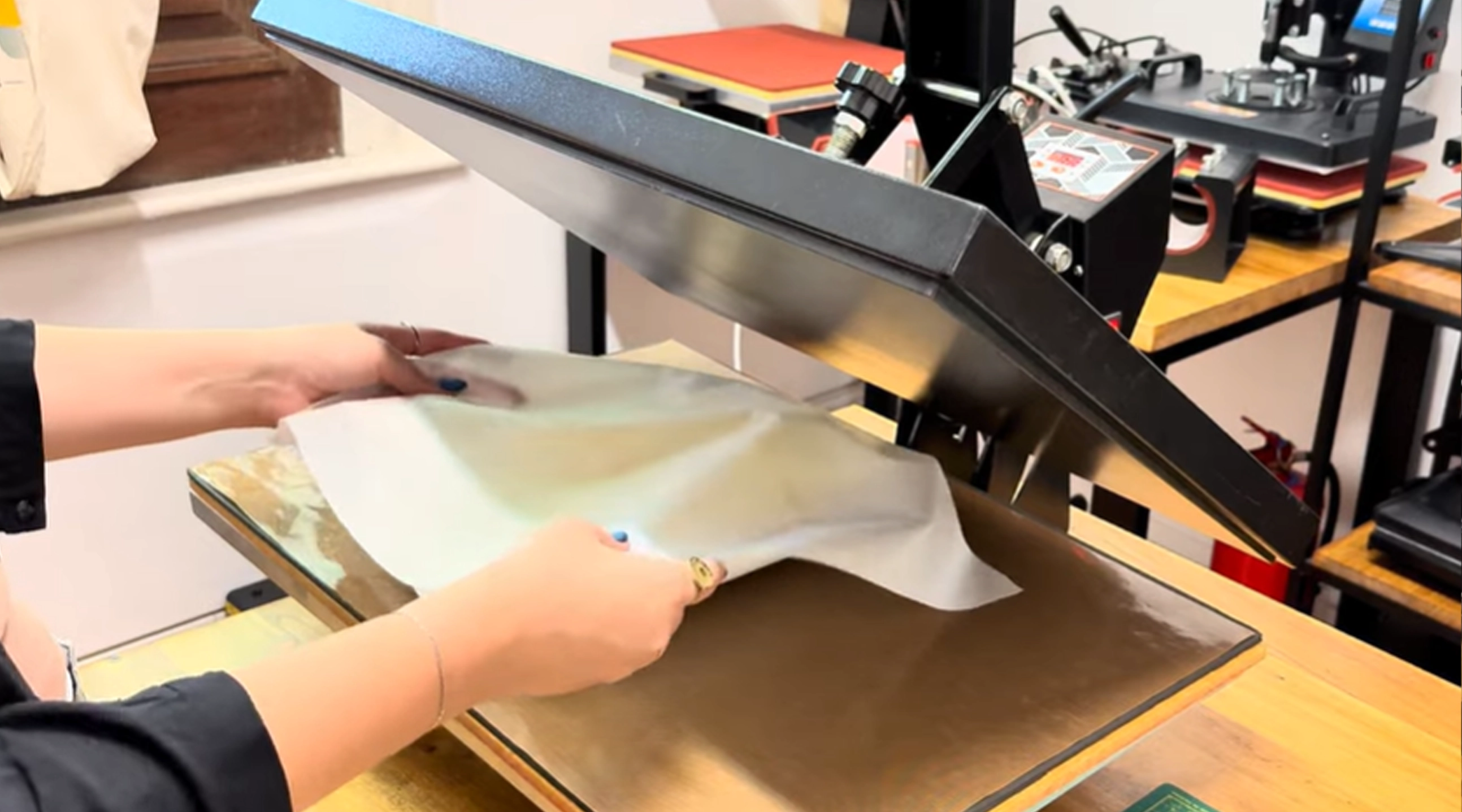 Paso 4: Aplicar vinilo sobre la prenda